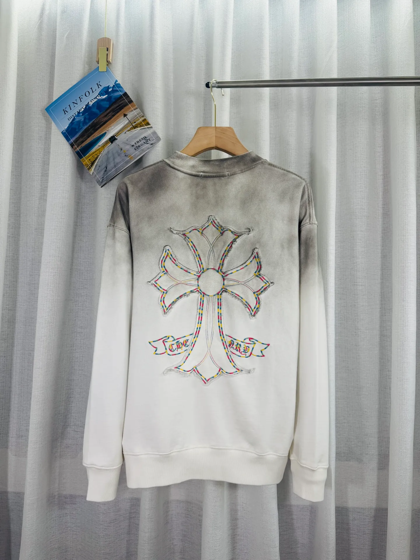 P280 top version, real shot without P, ​​different from market currency) 𝗖𝗵𝗿𝗼𝗺𝗲 𝗛𝗲𝗮𝗿𝘁𝘀/Cro Heart 2025 washed patch embroidery autumn and winter new original single counter American laser burnt 3D three-dimensional color embroidery couple casual sweatshirt 👑The highest version! Customized fabric 430g tripe terry fabric! American acid-washed and distressed original fabric laser burnt ✟appliqué embroidery and exquisite embroidery of letters! The best-selling model in the counter, very comfortable to wear. Accessories: original molded and authenticated collar label➕100% silk wash label. Genuine purchase-grade original hangtag➕matching hanging rope➕3D hanging beads➕original packaging bag. Craftsmanship: The original version has consistent wiring! The highest version of the armhole matching technique! Color: White Black Size: S M L XL Style No.: 9328